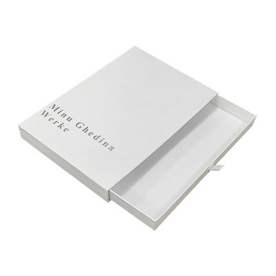 흰색 작은 선물 포장 상자