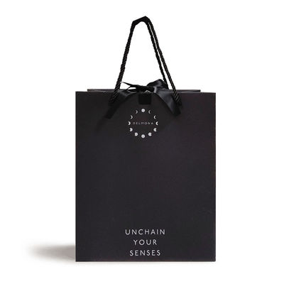 커스텀 디자인 럭셔리 블랙 매트 두꺼운 종이 의류 포장 선물 쇼핑 가방 로고 리본과 손잡이
