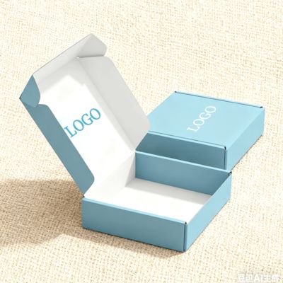 Custom Corrugated Paper Box For Shoes Clothes Folding Aircraft Shipping And Packaging With Glossy Lamination Sponge Liner